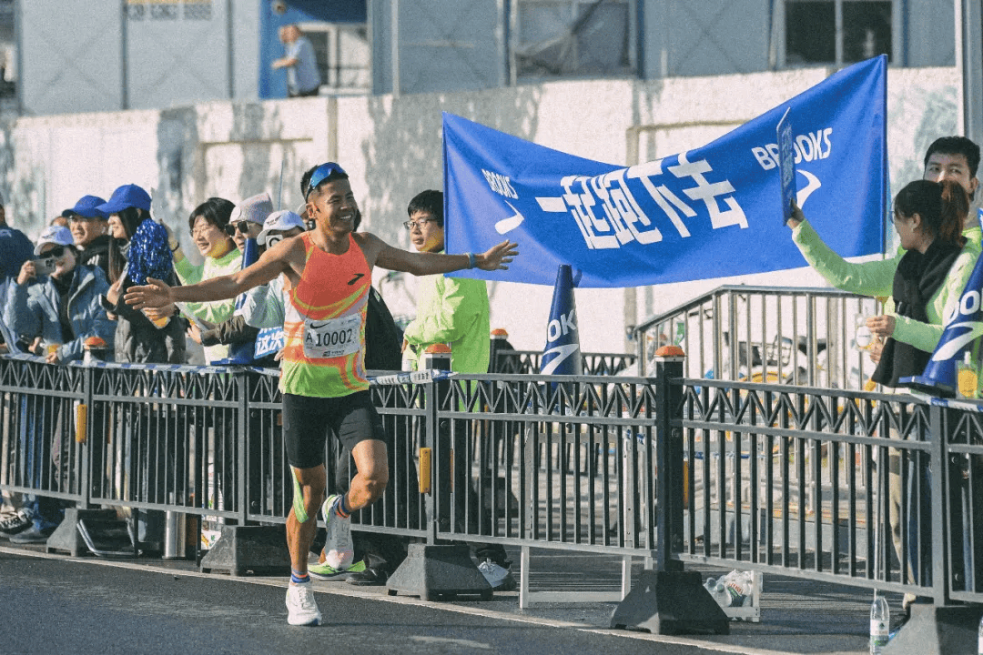 布鲁克斯以龙卷风之势搅动风云qy球友会体育Brooks(图5)