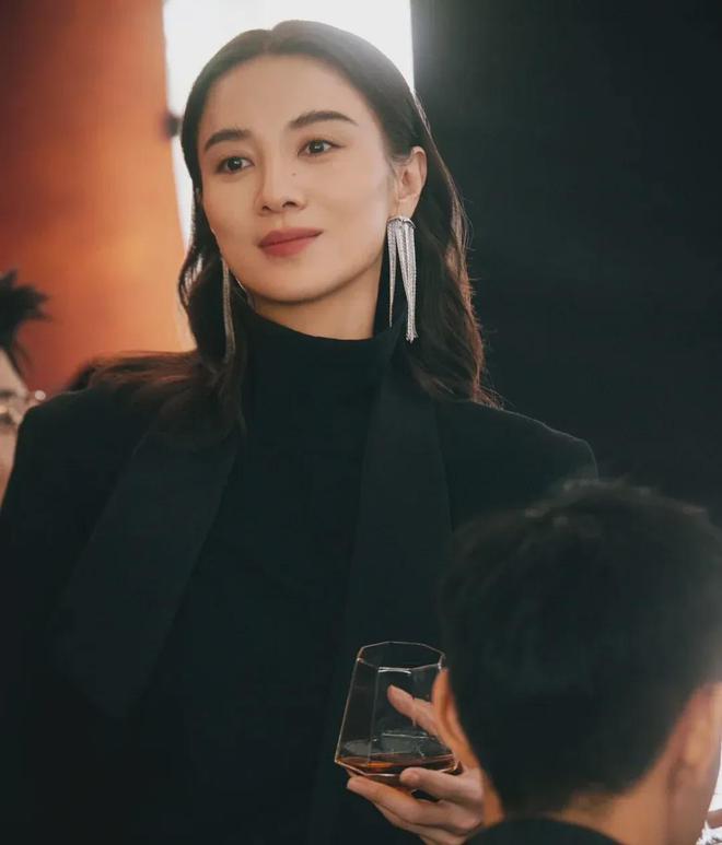 搭才发现羽绒服不搭半身裙高跟鞋很高级千亿球友会平台看了宋佳4套羽绒服穿